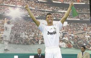 Cristiano Ronaldo saluda a los aficionados que acudieron al Bernabu...