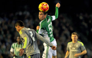 Fabin Ruiz remata un baln de cabeza en el pasado Betis-Real...
