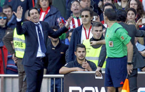 Emery protesta al rbitro en el partido del Vicente Caldern.