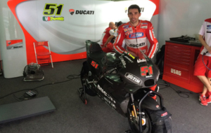 Pirro, con la Ducati GP16 en Sepang.