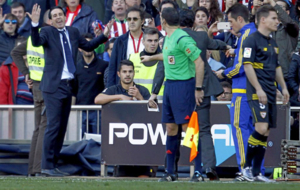 Emery protesta al cuarto rbitro en el encuentro ante el Atltico.
