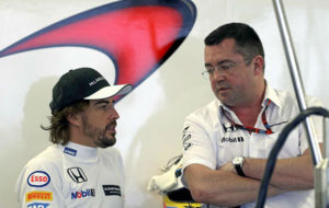 Boullier habla con Fernando en un gran premio del ao pasado.