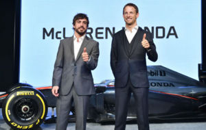 Alonso y Button, en su presentacin como pilotos de McLaren Honda, en...