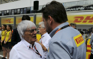 Bernie Ecclestone charla con Paul Hembery, director de Pirelli, en el...
