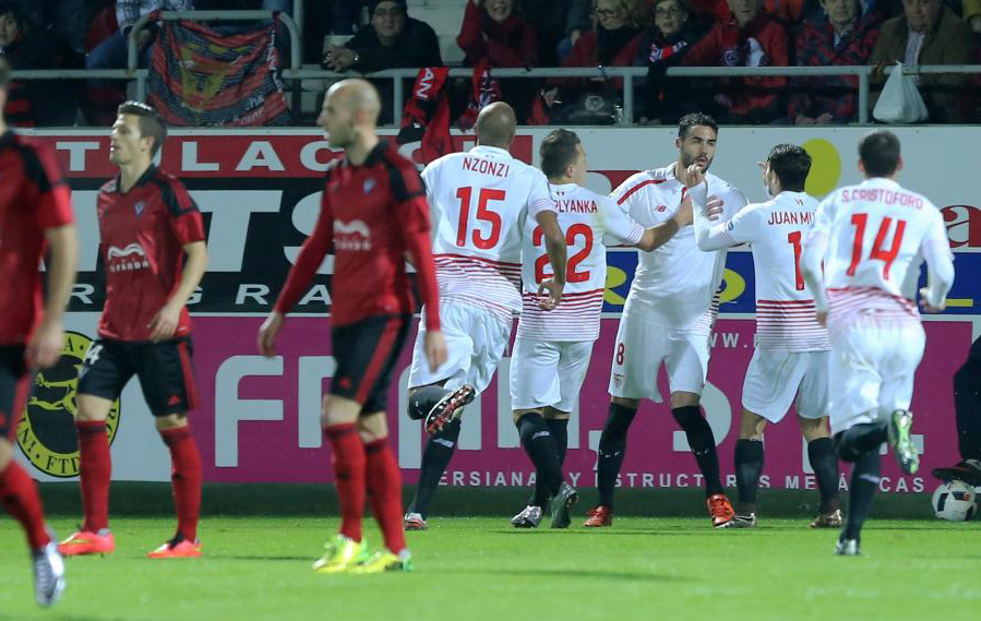 Jugadores del Sevilla celebra el gol de penalti de Iborra