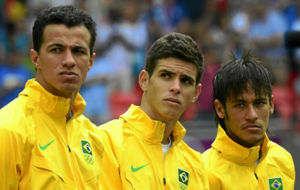 Leandro Damiao, junto a Oscar y Neymar en la seleccin brasilea