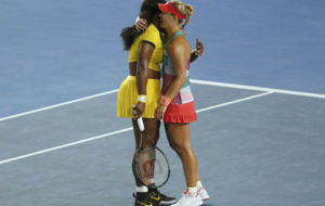 Serena se abraza a Kerber en la pista