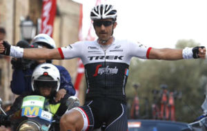 Fabian Cancellara celebrando su triunfo en meta.
