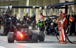 Fernando Alonso entra en boxes en el Gran Premio de Abu Dhabi de 2015
