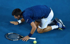 Djokovic da golpes a la pista tras ganar por sexta vez en Australia