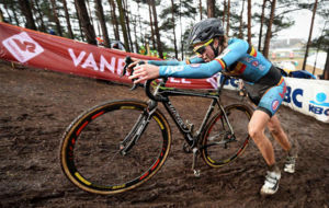 La belga Femke van den Driessche con la bicicleta presuntamente...