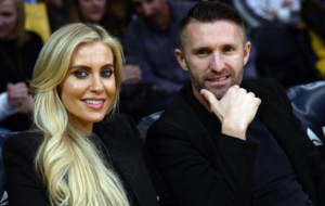 El futbolista Robbie Keane y su meditica esposa Claudine sentados a...