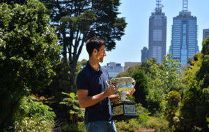 Djokovic posa con el ttulo del  Open de Austalia