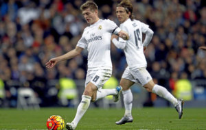 Modric y Kroos manejan el centro del campo ante el Deportivo