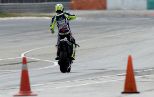 Rossi se pone de pie durante el primer da de entrenamientos en...