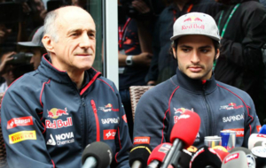 Franz Tost, junto a Carlos Sainz tras la carrera del Gran Premio de...