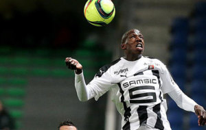 Doucoure toca un baln con la cabeza en un partido del Rennes.