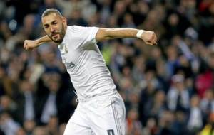 Benzema celebra un gol con el Madrid