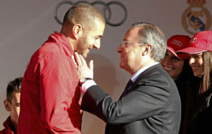 Karim Benzema y Florentino Prez conversan en un acto publicitario