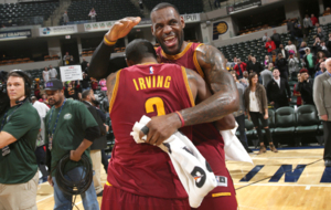 Kyrie Irving y LeBron James celebrando el triunfo de los Cavaliers en...