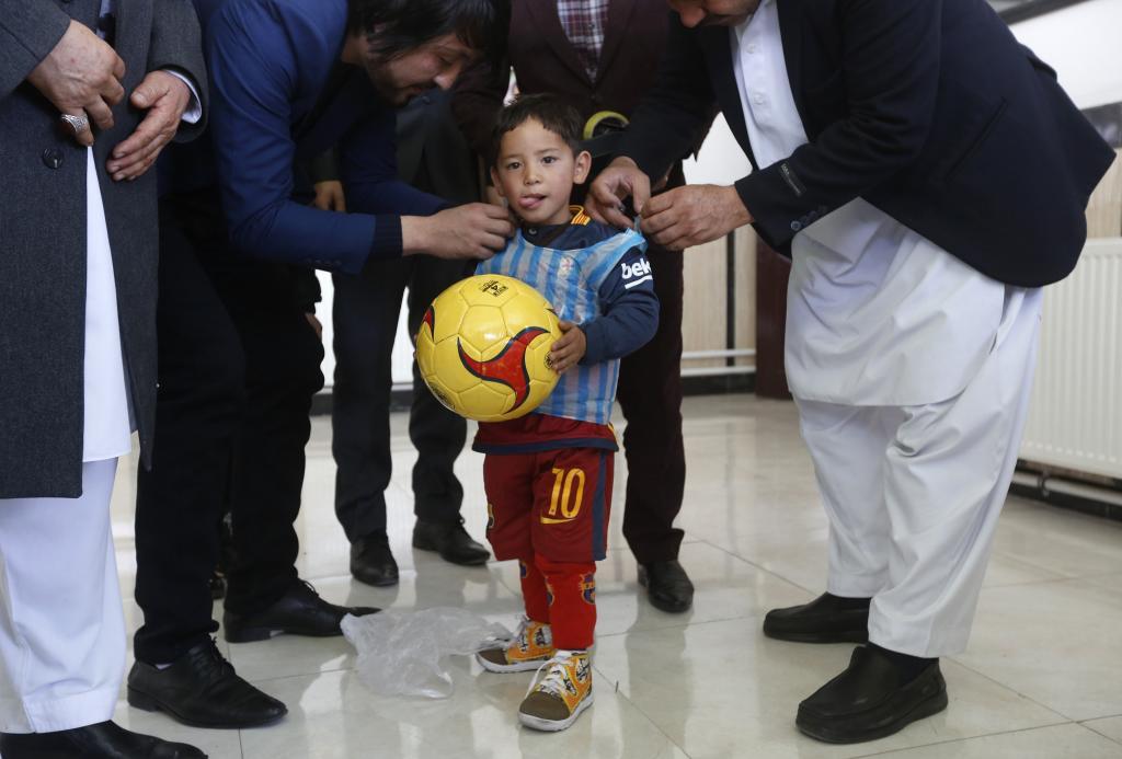 El niño de la camiseta de plástico de Messi cumple uno de sus sueños ...