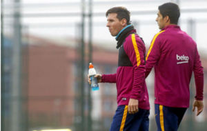Messi bebiendo agua, junto a Luis Surez, en un entrenamiento