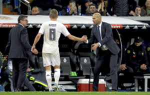 Zidane felicita a Kroos en el cambio.