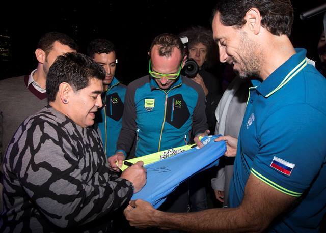 Maradona firm uno de los maillots del equipo ciclista.