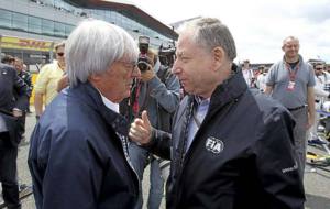 Ecclestone y Jead Todt charlan durante el Gran Premio de Gran Bretaa...