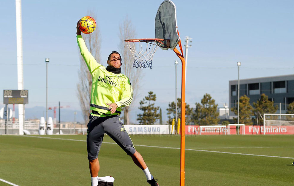 Cristiano play basket.