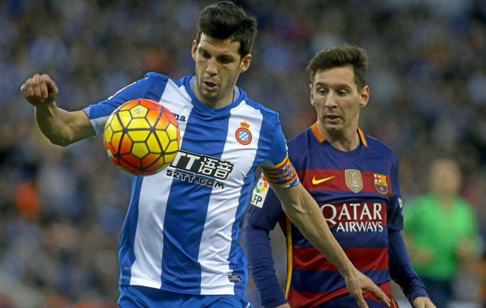 Javi Lpez protege un baln ante Messi