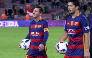 Messi y Surez, con el baln en brazos tras el Bara-Valencia.