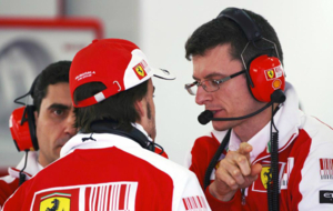 Chris Dyer (derecha) habla con Fernando Alonso (de espaldas) en su...