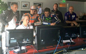 Marc Mrquez y Valentino Rossi, observan junto a Franco Uncini, las...