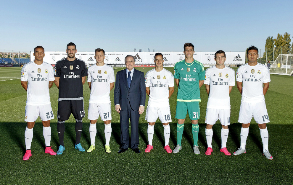 Florentino posa con los fichajes del Real Madrid para la 2015/2016.