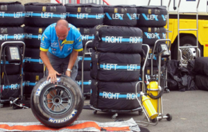 Un trabajador de Renault prepara los neumticos en el Gran Premio de...