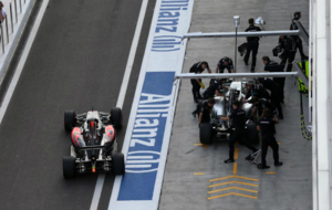 Fernando Alonso sale de boxes por delante de Lewis Hamilton