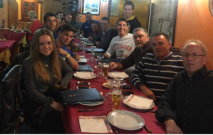 Espargar, cenando con su equipo y amigos en Albaida (Valencia).