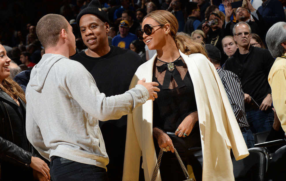 Un aficionado de los Warriors da la bienvenida a Jay Z y a Beyonce.