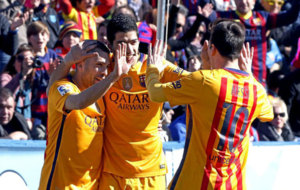 Los jugadores del Barcelona celebran el gol en propia meta de David...