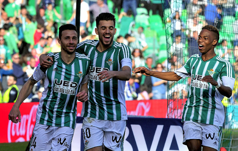 Rubn Castro celebra el gol con Ceballos y Musonda