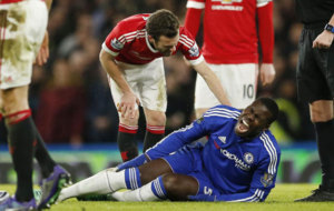 Zouma se duele en el csped de Stamford Bridge ante la presencia de...