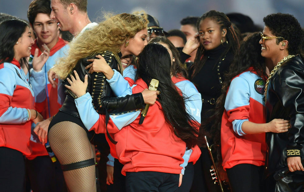 Beyonce celebra su actuacin con algunos de los nios que la...
