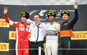 Andy Cowell, entre Lewis Hamilton y Sebastian Vettel, en el podio del...