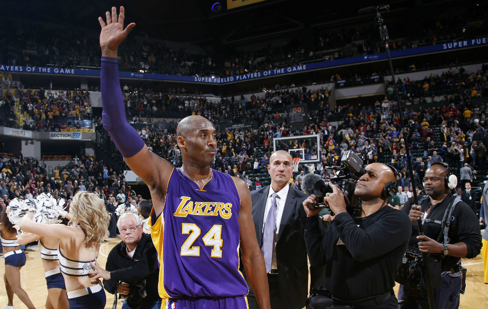 Kobe Bryant (L.A. Lakers) saluda al Conseco Fieldhouse de...