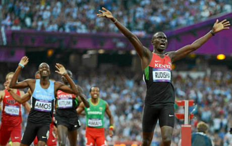 David Rudisha celebra su victoria en los 800 metros de Londres.