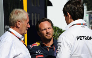 Franz Tost y Christian Horner hablan con Toto Wolff.