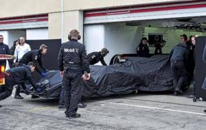 Mecnicos de McLaren empujan el MP4-30 durante los test de Pirelli en...