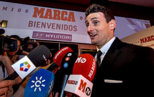 Aduriz habla ante los medios en la gala de los Premios MARCA.
