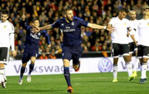 Karim Benzema (28) celebra un gol en Mestalla